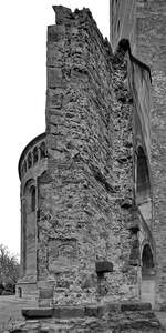 Bei verschiedenen Brnden in den vergangenen Jahrhunderten bte der Speyerer Doms einen Teil seiner Gebudesubstanz ein.
