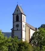 Simonswald, die katholische Kirche St.Sebastian hoch ber dem Ort, der heutige Bau stammt von 1741, der Turm von 1522, Okt.2022