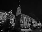 Der Weihnachtsbaum vor der evangelischen Stadtkirche von Edenkoben, welche von 1739 bis 1740 erbaut  wurde.