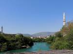 Kirchenturm und Minarett und dazwischen der Fluss Neretva in MOSTAR; 130424