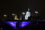 Im Bild ein Segment der Blackfriars Bridge mit der St.