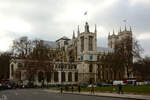 Im Bild die St Margaret’s Church, dahinter die im gotischen Stil erbauten Westminster Abbey.