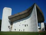 die Wallfahrtskirche in Ronchamp /Frankreich,  1950-55 nach den Plnen des berhmten Schweizer Architekten Le Corbusier erbaut, zhlt zu den bekanntesten Bauten der Moderne und wird als