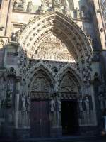 Thann im Elsaß,  das Prunkstück des St.Theobald-Münsters ist das Portal an der Westfassade,   es zeigt 150 Szenen mit über 500 Figuren aus dem Alten und Neuen Testament,  Sept.2010