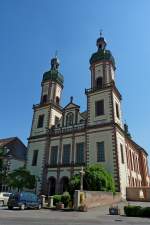 Ebersmnster im Elsa, die ehemalige Abteikirche St.Mauritius gilt als einzigartiges Barockbauwerk in der Region, hier die zwei Glockentrme der Eingangsfassade, Mai 2011 