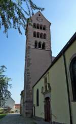 Sulzmatt(Soulzmatt), die Kirche St.Sebastian mit dem Turm von 1130, hier hngt die 1800kg Glocke  Susanne  von 1367, eine der ltesten Glocken im Land, Sept.2011