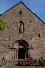 Kaysersberg, das romanische Eingangsportal der Heilig-Kreuz-Kirche, Aug.2011