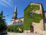 Erstein im Unterelsa, die Sdfassade der Kirche St.Martin im Stadtzentrum, Mai 2013