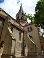 Rufach (Rouffach),der mchtige achteckige Turm der Vierung an der Maria-Himmelfahrt-Kirche ist 68m hoch, Juni 2013