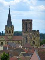 Rufach (Rouffach), Blick zu den drei Trmen der Maria-Himmelfahrt-Kirche, die Doppeltrme sind unvollendet, der Vierungsturm ist 68m hoch, Juni 2013