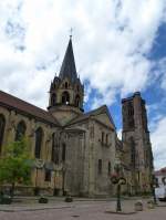 Rufach (Rouffach), die Nord-Ost-Seite der Maria-Himmelfahrt-Kirche, gehört zu den bedeutendsten Kirchenbauten im Elsaß, Juni 2013