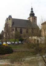 Blick ber das Fsschen Nied zur Kirche Sainte Croix (ehemalige Klosterkirche)in Bouzonville - Die Kirche ist eine ohne Querschiff erbaute gotische Pseudo-Basilika mit offener Vorhalle.