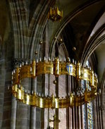 Weienburg (Wissembourg), Kirche St.Peter und Paul, die Kopie des romanischen Radleuchters stammt aus dem 19.Jarhundert, Sept.2015