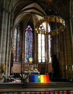 Weienburg (Wissembourg), der gotische Chorraum mit Altar in der Kirche St.Peter und Paul, Sept.2015