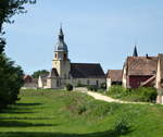 Niederentzen, Blick entlang des Ill-Hochwasserschutzdammes zur Kirche St.Agathe, Aug.2017