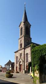 Niederhergheim im Elsaß, die katholische Kirche St.Lucia, erbaut 1870, Aug.2017