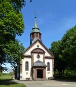 Ueberstrass im Sundgau, die Wallfahrtskapelle  Unsere Liebe Frau zum Grnenwald , geht zurck auf das 15.Jahrhundert, 1930-33 neu aufgebaut, Juli 2017