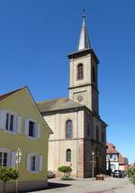 Artzenheim im Oberelsa, die Kirche St.Jakobus, Juni 2017