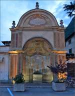 Kleinod gegenber dem Westportal der Basilika Madonna di Tirano.