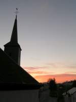 Am Abend des 28.11.07 ragt der Kirchturm von Erpeldange (Luxemburg) in den vom Sonnenuntergang gefärbten Himmel.
