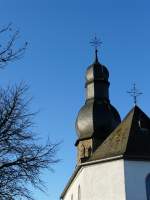 Detailaufnahme des Glockenturms der Kirche von Weicherdange.