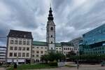 Dom und Stadtpfarrkirche des heiligen Petrus am Domplatz in Klagenfurt.