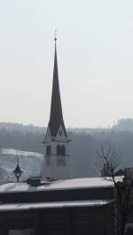 Der Turm der Kirche beim Innsbrucker DEZ am 11.2.2012.