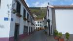 Straße am Fischerhafen mit der von außen unscheinbaren Kapelle  Nossa Senhora da Conceição  rechts vorne in Câmara de Lobos (Madeira - Februar 2014) 