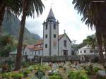 Blick vom Friedhof unter Palmen auf die barocke Pfarrkirche  Igreja de São Vicente  in São Vicente an der Nordküste von Madeira (März 2014)
