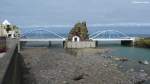Die kleine Kapelle  Capelinha do Calhau  steht in einer Felsnische inmitten der Flussmündung landseitig direkt vor dem Atlantik bei São Vicente an der Nordküste von Madeira (März