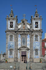 Die Kirche Igreja de Santo Ildefonso wurde 1739 fertiggestellt und befindet sich in der Nähe des Batalha-Platzes in Porto.