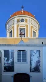 Die barocke Fassade und der Turm der Pfarrkirche St.