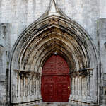 Das Eingangsportal des von 1389 bis 1423 im gotischen Stil errichteten Klosters des Karmeliter-Ordens (Convento do Carmo) in Lissabon.