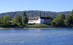 Stein am Rhein, Blick auf das andere Rheinufer  mit der Probstei Wagenhausen, das ehemalige Kloster wird heute als evangelische Kirche genutzt, Sept.2026