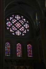 Lausanne, Kathedrale Notre Dame, Blick in das südliche Querschiff mit farbverglasten Fenstern sowie Rose.