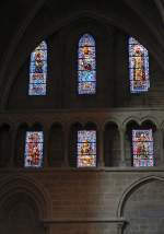 Lausanne, Kathedrale Notre Dame, Blick in das nördliche Querschiff mit Triforium sowie farbverglasten Fenstern.