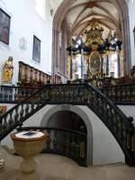 Bad Zurzach, St.Verena Mnster, Blick zum Chor mit Hochaltar, davor der Eingang zur Krypta mit dem Sarg der Heiligen Verena, Juli 2013