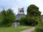 Wil, Blick auf die Kirche mit dem offenen Glockenstuhl, Juli 2013