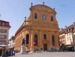 Yverdon-les-Bains, die reformierte Kirche Notre-Dame am Pestalozzi-Platz, mit Pestalozzi-Denkmal - 02.08.2013  