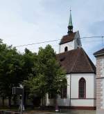Riehen, die evangelische Dorfkirche St.Martin, geht zurck auf das 11.Jahrhundert, mehrmals erweitert und umgebaut, Turm 41m hoch, steht unter Denkmalsschutz, Juni 2015