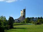 Wil, die 1975 erbaute Kirche, hoch ber dem Ort, Sept.2015 