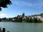 Basel, Blick vom Rheinufer in Kleinbasel zum Münster, Juli 2016