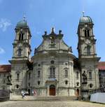 Einsiedeln, Westfassade der Abtei-und Kathedralkirche  Maria Himmelfahrt und St.Mauritius , 1735 eingeweiht, bedeutendste Barockkirche der Schweiz, Mai 2017