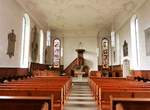 Lenzburg, reformierte Kirche, Blick durch das frhbarocke Kirchenschiff auf Abendmahlstisch.