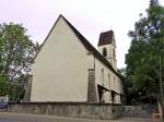 Lenzburg, reformierte Kirche, sdliche Seitenfassade mit den sich nach oben verjngenden Eckstrebepfeilern und den Pultdchern ber den drei Eingngen - 06.06.2012