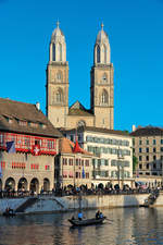 Zrich, Grossmnster mit Doppelturmfassade, Zunfthuser, Limmat.