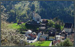 Die Kirche von Wassen wurde durch ihre Lage an der Gotthardbahn bekannt, die sich hier in mehreren Kehrtunneln den Berg empor windet.