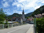 Trzic, Brcke ber die Bistrica mit Blick zur Kirche Maria Verkndigung, Juni 2016