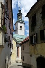 Skofja Loka, Blick durch die Altstadtgassen zum Glockenturm der Jakobskirche, Juni 2016 