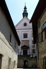 Skofja Loka, Blick durch eine Altstadtgasse zur Nonnenkirche, sie steht unterhalb des Schloes mit dem sie auch verbunden ist, gebaut 1358, Juni 2016 